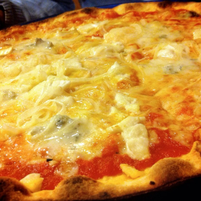 pizza-cinco-quesos-con-cebolla-del-pomodoro