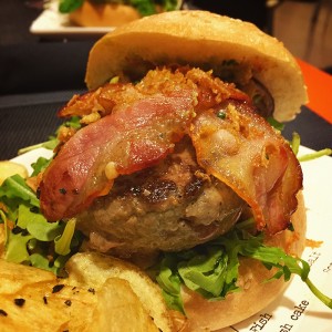 hamburguesa de buey de carne de la finca en el cañero gastrotasca zaragoza